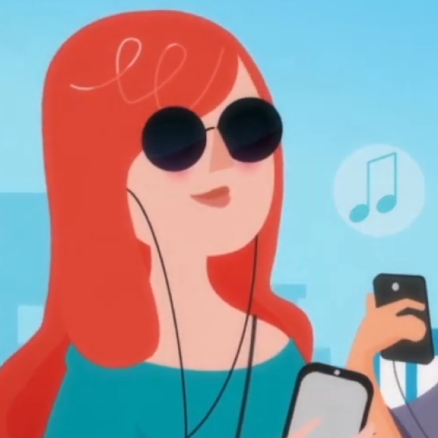Eine Frau mit roten Haaren und einer schwarzen Sonnenbrille hört Musik über ihr Handy
